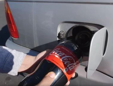 Τι γίνεται αν ρίξεις Coca-Cola στο ρεζερβουάρ ενός αυτοκινήτου (βίντεο)